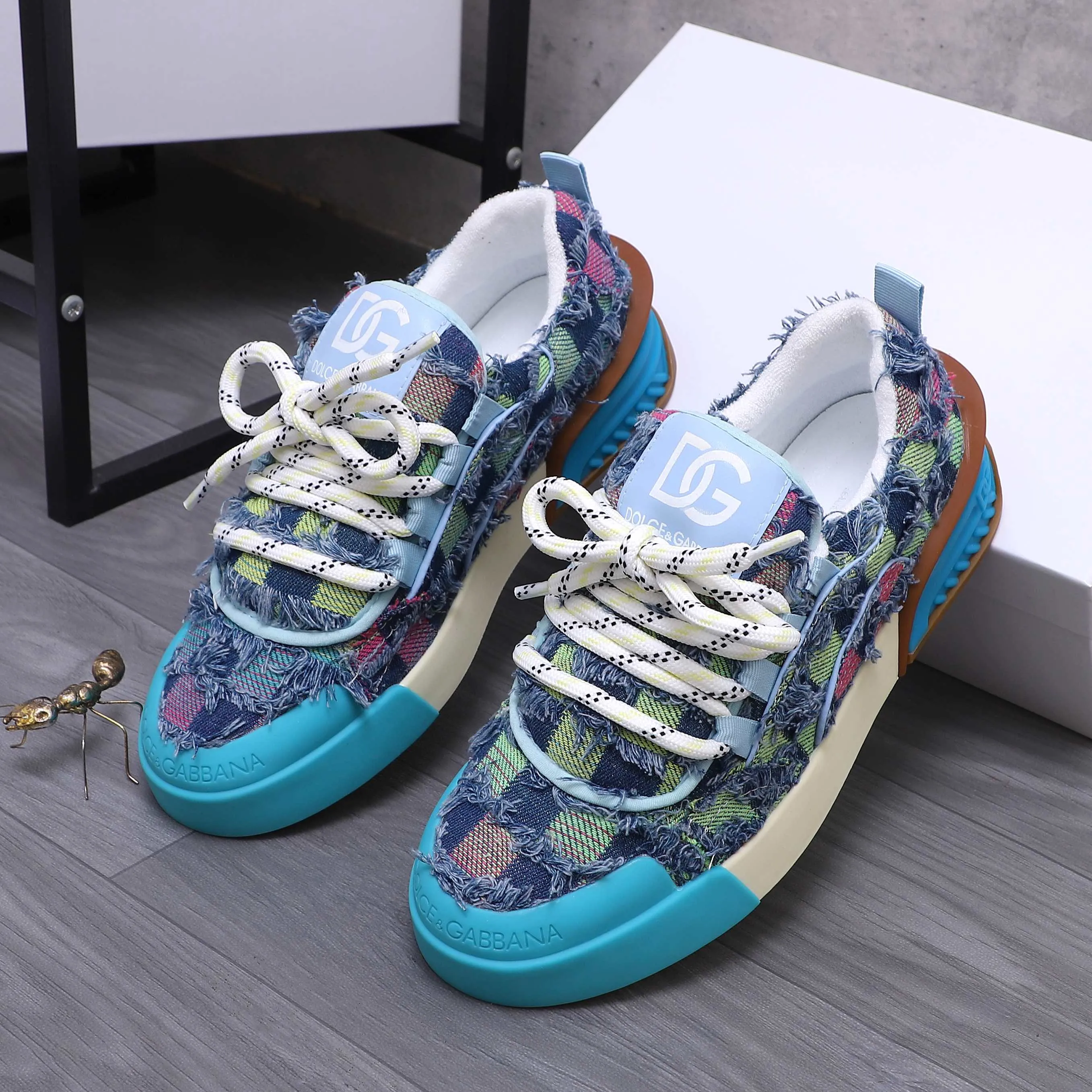 Men's shoes 💰500 Product trademark: DG (Dolce & Gabbana) Couple casual shoes Regular size: 35-46 Product materials: Selected denim stitching upper, short velvet lining, cowhide insole, original outsole